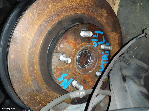 2014 NISSAN XTRAIL LEFT FRONT HUB ASSEMBLY