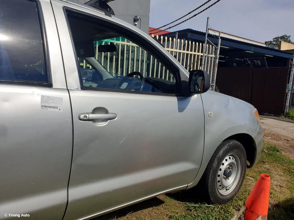 2006 TOYOTA HILUX RIGHT FRONT DOOR