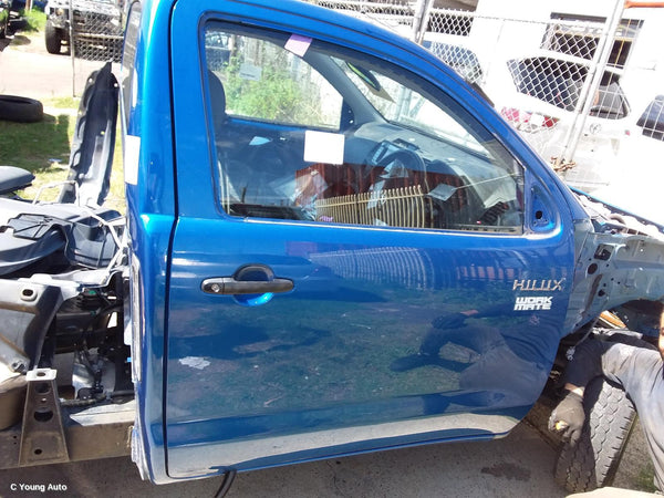 2013 TOYOTA HILUX RIGHT FRONT DOOR